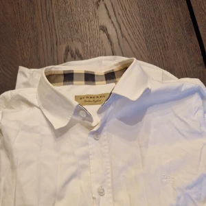 Burburry skjorta vit  - Burburry skjorta vit i strl L men mer som s/m