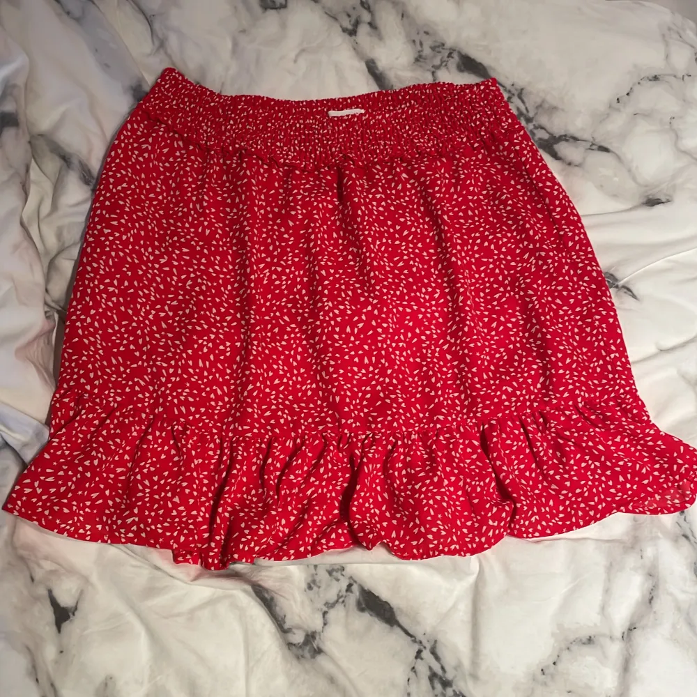 Oanvänd röd kjol från Lindex i storlek S. Kjolar.