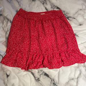 Oanvänd röd kjol från Lindex i storlek S