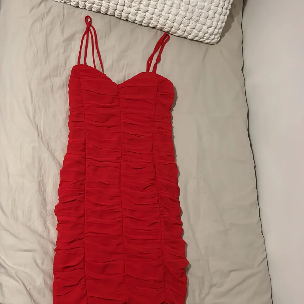 Röd superfin klänning från bikbok som aldrig har använts, stl s. Klänningar.