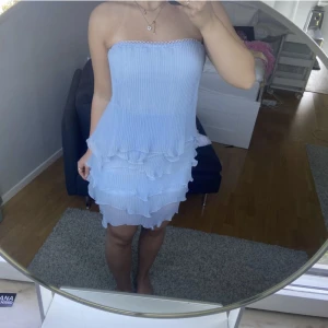 Klänning  - Säljer denna fina blå klänning som också går att ha som en kjol