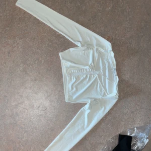 Topp - Säljer min långärmade tröja med liten öppning i fram, endast använts 1 gång