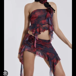 Helt ny set från jaden London  - Slutsåld Jaden London set   1. Selene asymmetric hem mini skirt  2. Selene asymmetric boob tube   3. Selene rose necklace  Helt nya/ använda en gång  Prislappen är kvar 