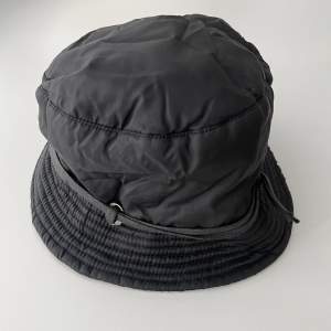 Så fet bucket-hat. Funkar även in på höst och vinter för att hålla knoppen varm. Knappt använd.