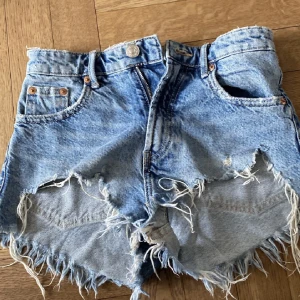 Zara shorts  - Säljer mina snygga zara shorts.❤️ Säljer då dem är för små på mig. Modellen ska vara lite trasig och hålig, som även jag tycker är snyggt. ❤️Kontakta för bilder eller frågor❤️❤️