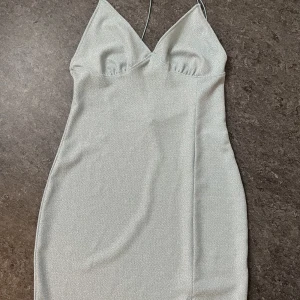 Klänning - Glittrig klänning från H&M. Ljusblå men färgen syns inte lika bra på bilden. Storlek M.