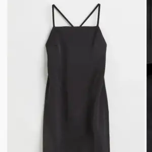 Jag säljer min svarta satin klänning med snören på ryggen pga att den inte kommer till användning, och har tappat bort kvitto. Klänningen är bara provad och i helt nytt skick. Kläningen är köpt för 200kr, slutsåld i nästan alla storlekar. 💞