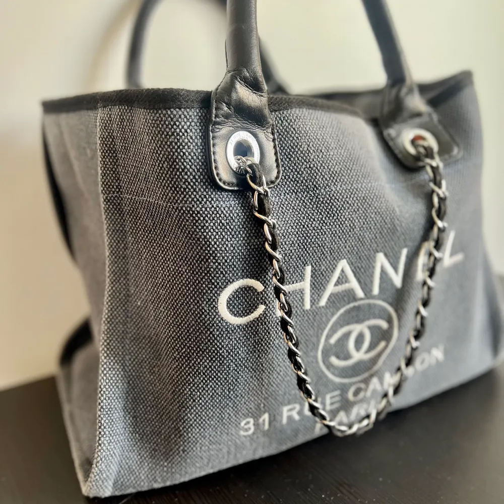 Chanel tote i bra skick. Dä det var en gava har jag inget kvitto och ingen kontakt med den som har kvitto, därav pris. Vill gärna bara bli av med den. I jämförelse med mina akta väskor känns den som äkta i kvalitet, pris kan diskuteras vid snabb affär :). Väskor.