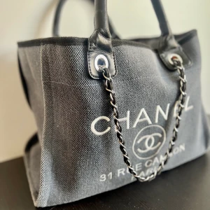 Chanel Tote - Chanel tote i bra skick. Dä det var en gava har jag inget kvitto och ingen kontakt med den som har kvitto, därav pris. Vill gärna bara bli av med den. I jämförelse med mina akta väskor känns den som äkta i kvalitet, pris kan diskuteras vid snabb affär :)