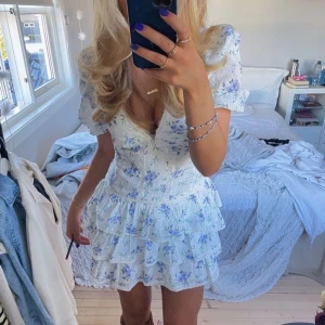 Zara klänning - Superfin blommig klänning från Zara🐬 Perfekt nu till sommaren!! BUD LIGGER PÅ 600kr❤️