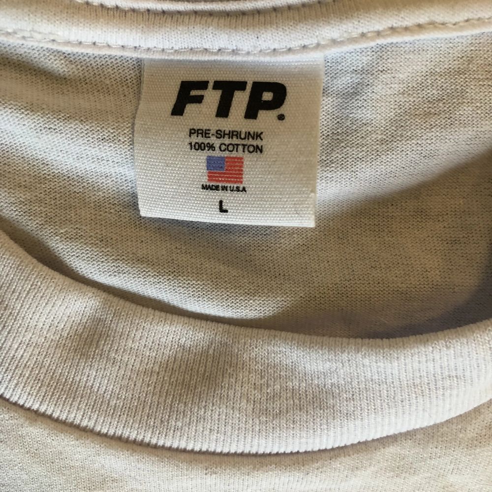 En one of a kind T-Shirt från Fuck The Population! Skick 10/10, tröjan har aldrig använts. Köptes från deras drop för mer än ett år sedan. Det är väldigt ovanligt med FTP i Sverige generellt så rekommenderar den här till dig som vill äga något unikt.. T-shirts.