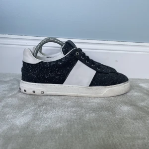 Valentino Flycrew skor 38.5 - Säljer dessa super snygga glitterskor från Valentino som är sällsynta och kommer vara perfekta till sommaren och hösten | Äktighetsbevis finns | Skick: 8/10 1 nit saknas på vardera sko | Nypris: 6200 kr | Budgivningen börjar på 1 kr | Hör av er :)