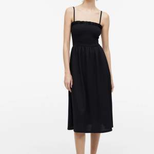 Säljer den här somriga klänningen från H&M. Aldrig använd. 
