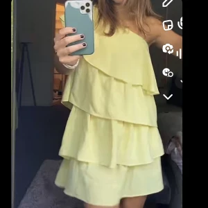 Snygg zara klänning  - Säljer min as snygga klänning från zaras förra års kollektion då jag tyvär växt ur den. (första bilden är min) Bud börjar på 500kr💛💛Många frågar om att köpa direkt, priset ligger på 1000 kr nu!