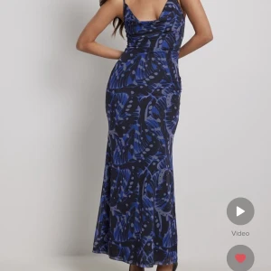 Klänning  - Superfin klänning från NA-KD i storlek M, helt oanvänd med lappen kvar!! Köpare står för frakt 🦋