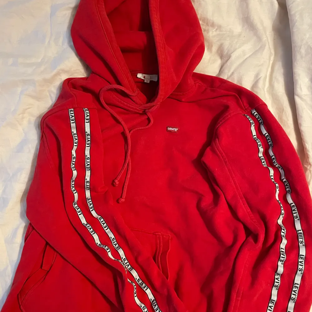 Älskar den här hoodien så mycket men tycker inte att jag passar i rött så använder aldrig, därför jag säljer. Vanlig passform för hoodie och i nyskick. . Hoodies.