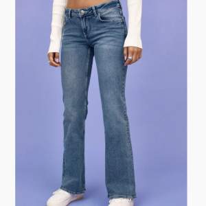 Slutsålda H&m jeans i modell flare low jeans, storlek 36💞