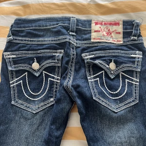 True religion jeans - True religion jeans med lätt bootcut och low waist. Storlek 27. 