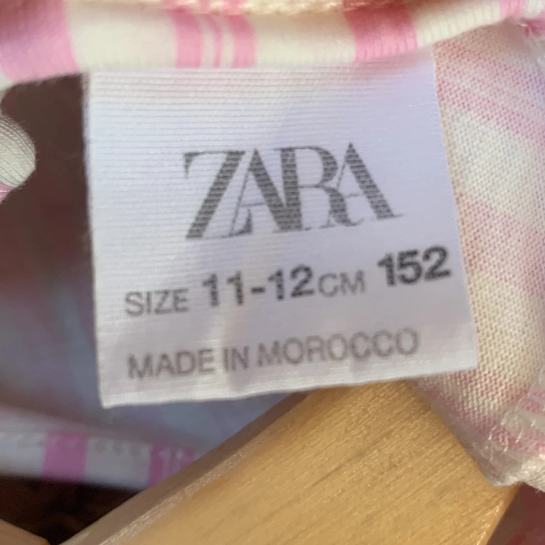 Fin Zara klänning helt oanvänd i toppen sik - 91