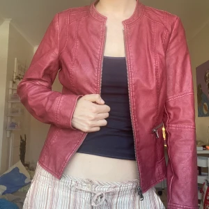Röd läderjacka - Storlek M, äkta läder. Märke orsey. Något sliten vid ”hängaren” inne i jackan. Annars som ny!