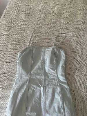 Jeansklänning från Zara - Jättefin jeansklänning från zara. Perfekt inför sommaren. Hade önskat jag kunde behålla den men den är för liten för mig. Har haft på mig en gång. Originalpris 400 kr, säljer för 180 kr. 