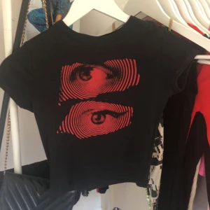 crop top  - svart crop top med rött coolt tryck! nästan aldrig använd. är från hm men slutsåld💗💗läs bio
