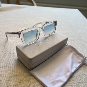 Chimi 05 clear  - Helt nya chimi 05 clear med blå tintat glas som endast är testade, inga repor. Köptes för 1400kr men dom finns inte att köpa längre, slutsålda. Galet fräscha o snygga men jag behöver pengar.