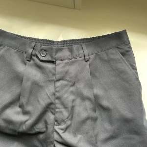 Kostymbyxor  - Helt nya svarta kostymbyxor med prislappen kvar!! 🙌🏼 Midjan är 86 cm. Säljs för 200 kr +frakt!💫