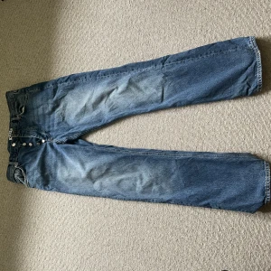 Hope rush denim jeans - Bra skick, förutom litet svart märke på benet samt lite slitning. Storlek 30.