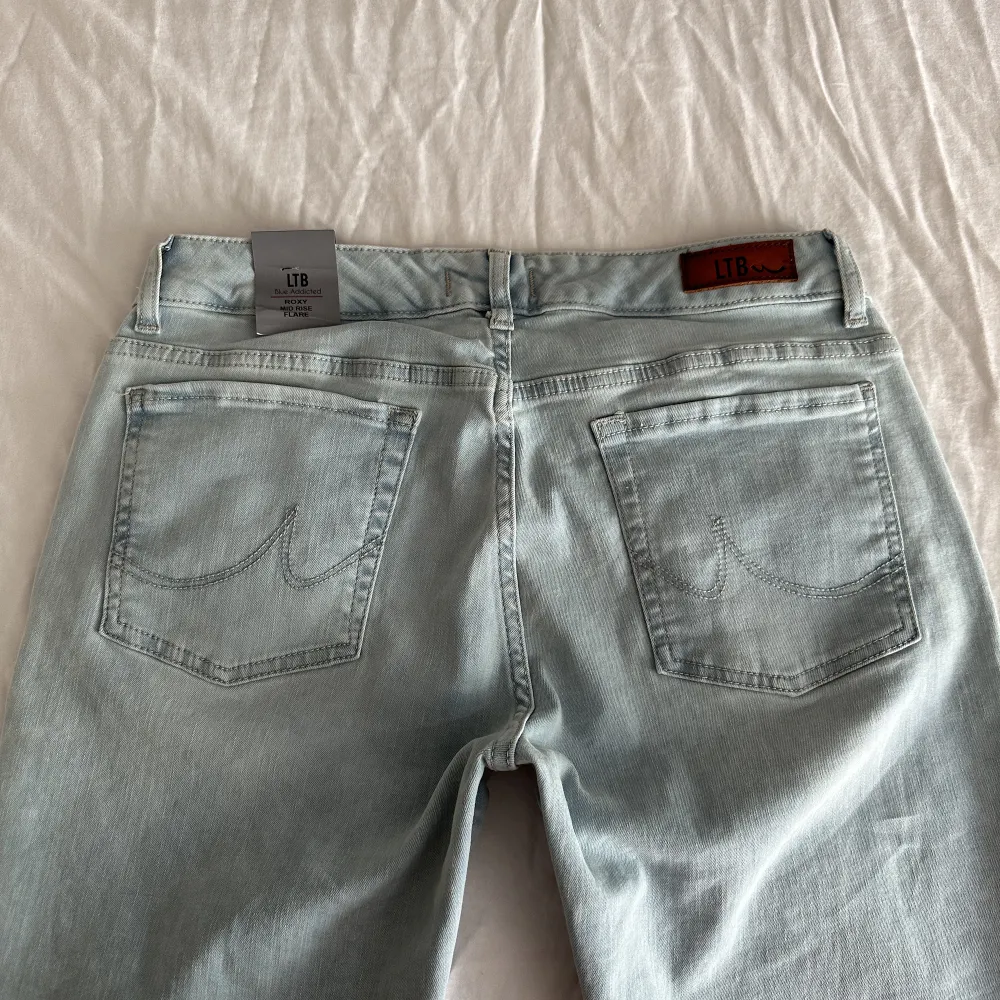 Lågmidjade jeans från Ltb med lapp kvar💓midja 81 innerben 79 jae 165. Jeans & Byxor.