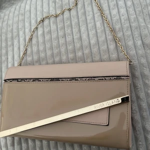 Väska  - Säljer min beiga väska från River Island. Lite skrapor men går fortfarande att använda 🎀