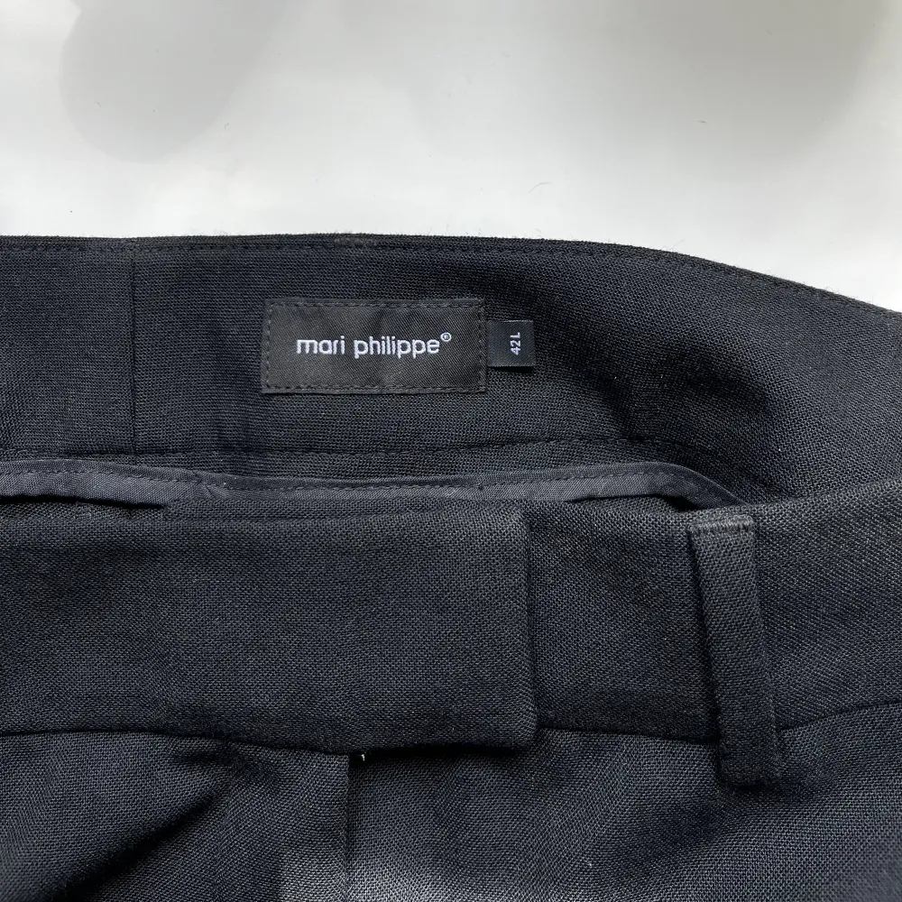 Svarta helt nya kostymbyxor med prislappen kvar!!🙌🏼Innerbenslängd: 82 cm. Midjemått: 86 cm. Säljs för 250kr + frakt!💫. Jeans & Byxor.