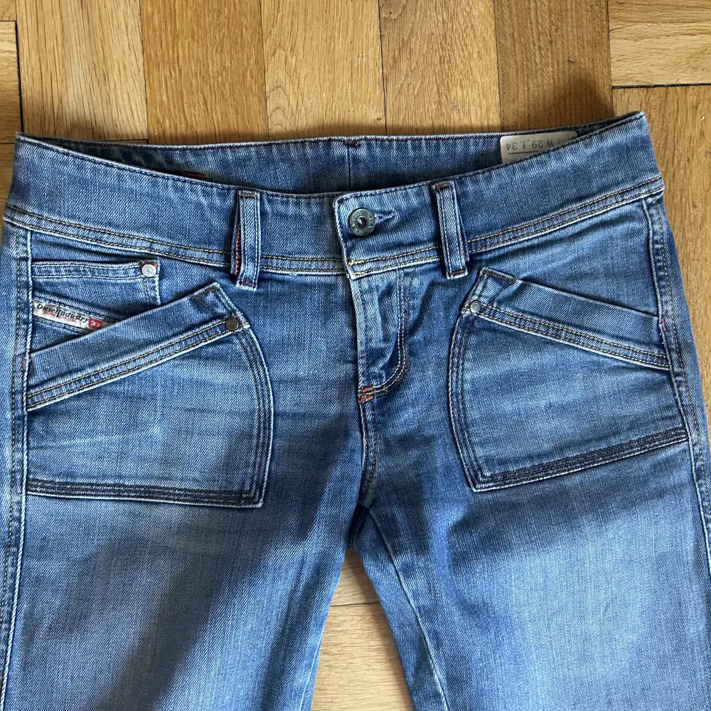 Skri snygga raka dieseljeans i jättebra skick, coola fickor och i storlek xs/s Kolla gärna min profil😊. Jeans & Byxor.