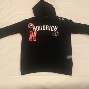 Hoodrich hoodie - Säljer nu min svarta hoodrich hoodie i storlek s. Tröjan är ny och aldrig använd. (Priset kan diskuteras vid snabb affär)