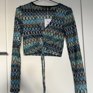Långärmad topp - Söt långärmad topp med Missoni-liknande mönster. Aldrig använd och prislappen sitter kvar💙🦋