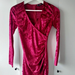 Röd klänning - En röd klänning från Shein i storlek Xs.  Den är lite "sammet" med en liten drapering i sidan. 