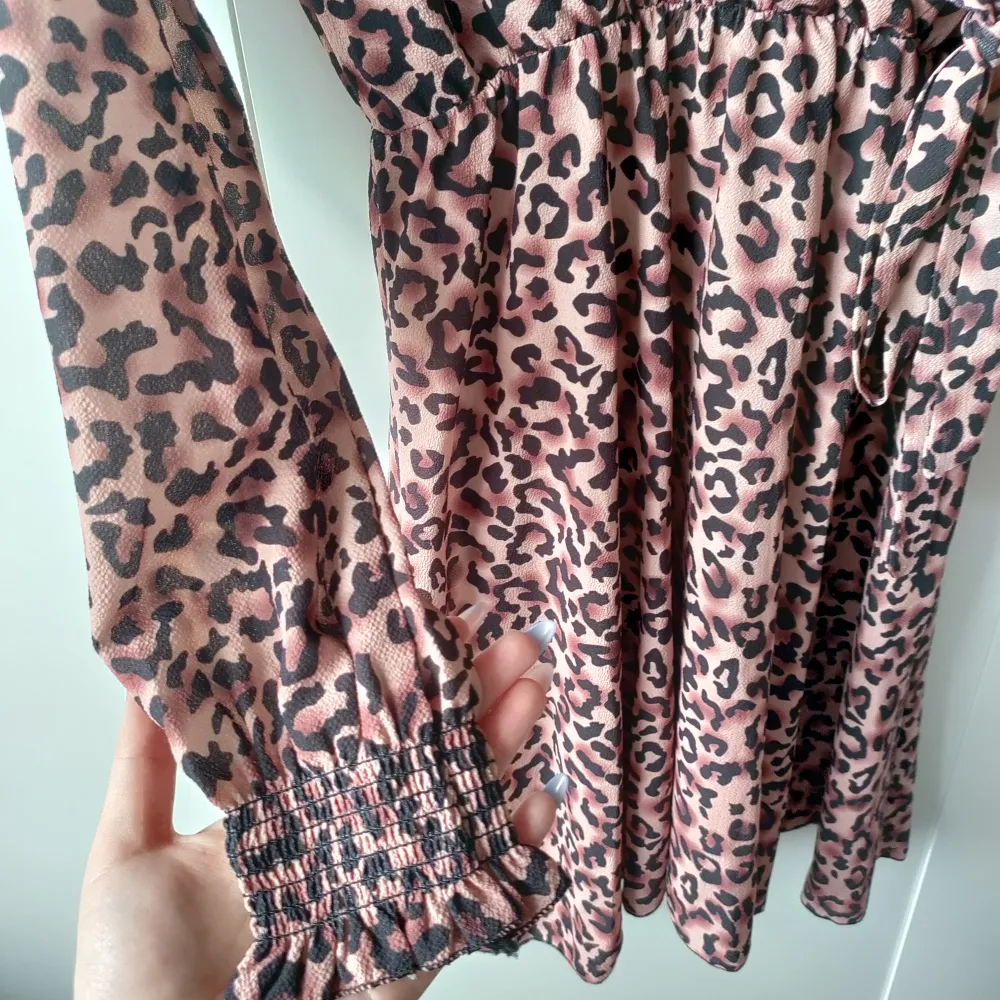 En brun ish Leopard klänning från Ullared i storlek Xs. Har drapering vid armarna och går omlott vid bysten. . Klänningar.