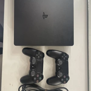 Ps4  - Säljer mitt ps4 då det inte kommer till användning. Ps4, 2 konsoler  och HDMI sladd följer med. 1100kr 