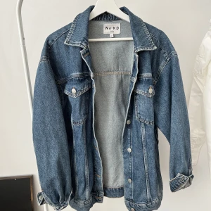 Jeansjacka  - Snygg oversized jeansjacka från NA-KD!