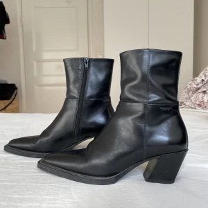 vagabond klackar - vagabond boots🫀 lite creasade därav priset:) storlek 36 men jag har 37 och det passar också 