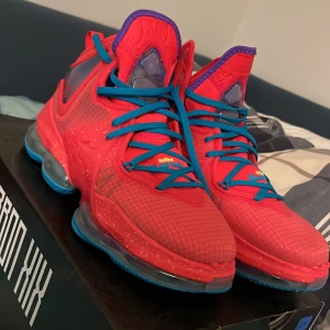 Nike LeBron 19King's Crown  - Helt nya lebron 19  Bra för inomhus idrott och håller länge  PRIS KAN DISKUTERAS 