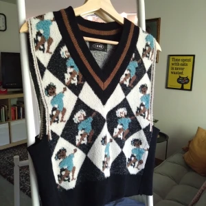 Patterned sweater vest with Teddy bear motif - Fluffig, mönstrad väst med ett "checkerboard" tema. Motiv av dansande björnar. Eklektisk academia vibes.