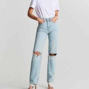 Ginatricot 90’s jeans  - Storlek 32 men passar mig som har 36, även en 34💕 Säljer billigt för rensar min garderob, skriv för mer info och bilder!