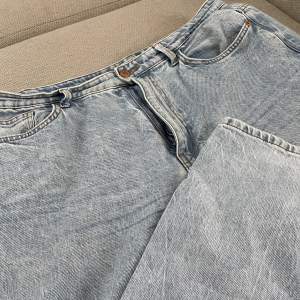 Jeans från LINDEX i modellen ”HANNA”. Storlek 42 som motsvarar L.  Nypris 499. Köparen står för frakten, pris kan diskuteras.