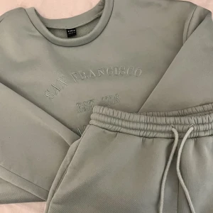 Grönt mjukis set  - Mjukis set med tröja och shorts. Storleken S (oversize i modellen) 