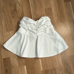 A linje kjol - Trendig kjol som kan användas som kjol och som topp! Midjemått: 60 cm❤️