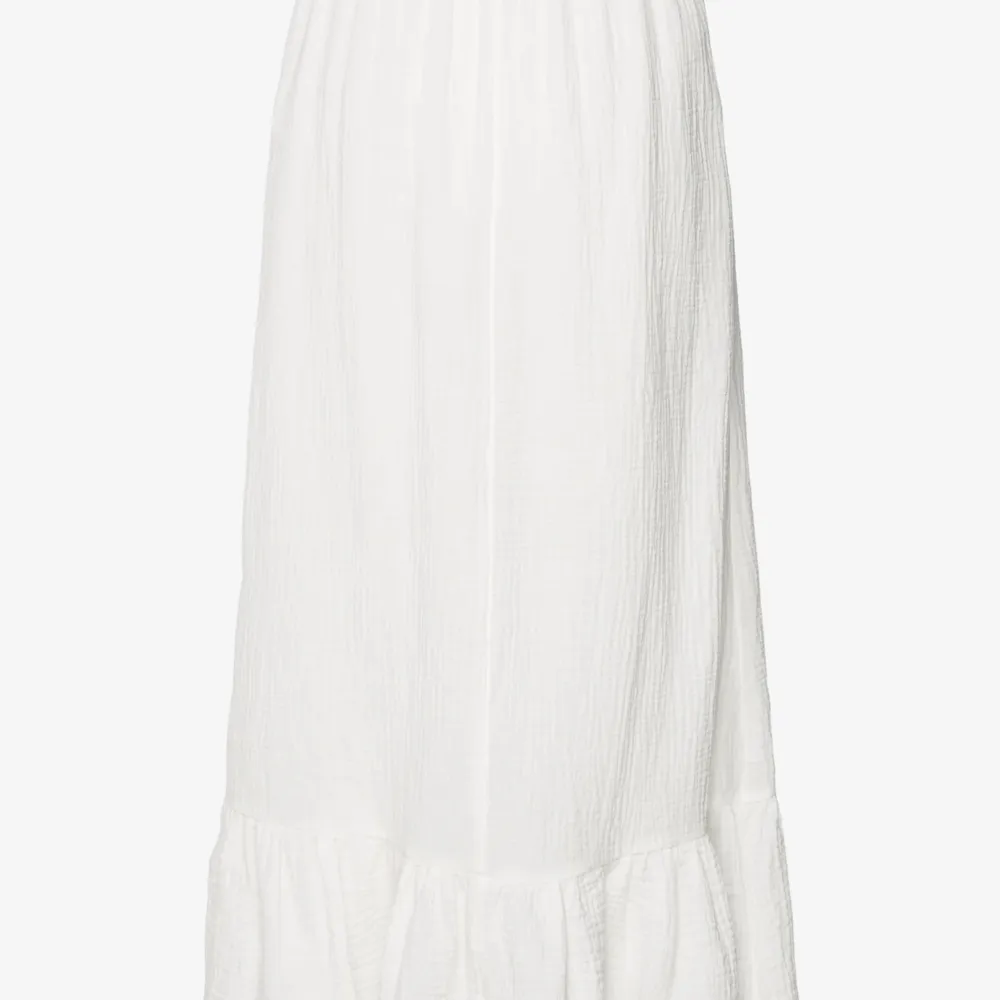 Lång vit kjol köpt från vero moda!!. Jeans & Byxor.