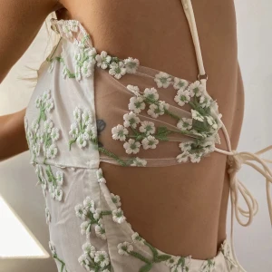 Blommig klänning  - En fin blommig klänning som ej passar. Perfekt för studenten eller som en fin somrig klänning. Priset går att diskutera. Köpt från 12th Tribe. Kontakta mig via intresse🥰