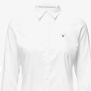Nyskick gant skjorta i storlek 36/S. Färgen vit, den finns i Göteborg.