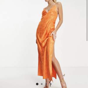 Säljer denna superfina lång klänningen i en super fin orange färg! Tyvärr för liten och därför helt oanvänd! Köpt för 600 men säljer för 400! Pris kan diskuteras! 